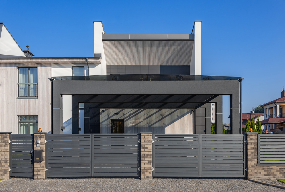 Распашные ворота для въезда на участок с направлением открывания внутрь и/или наружу